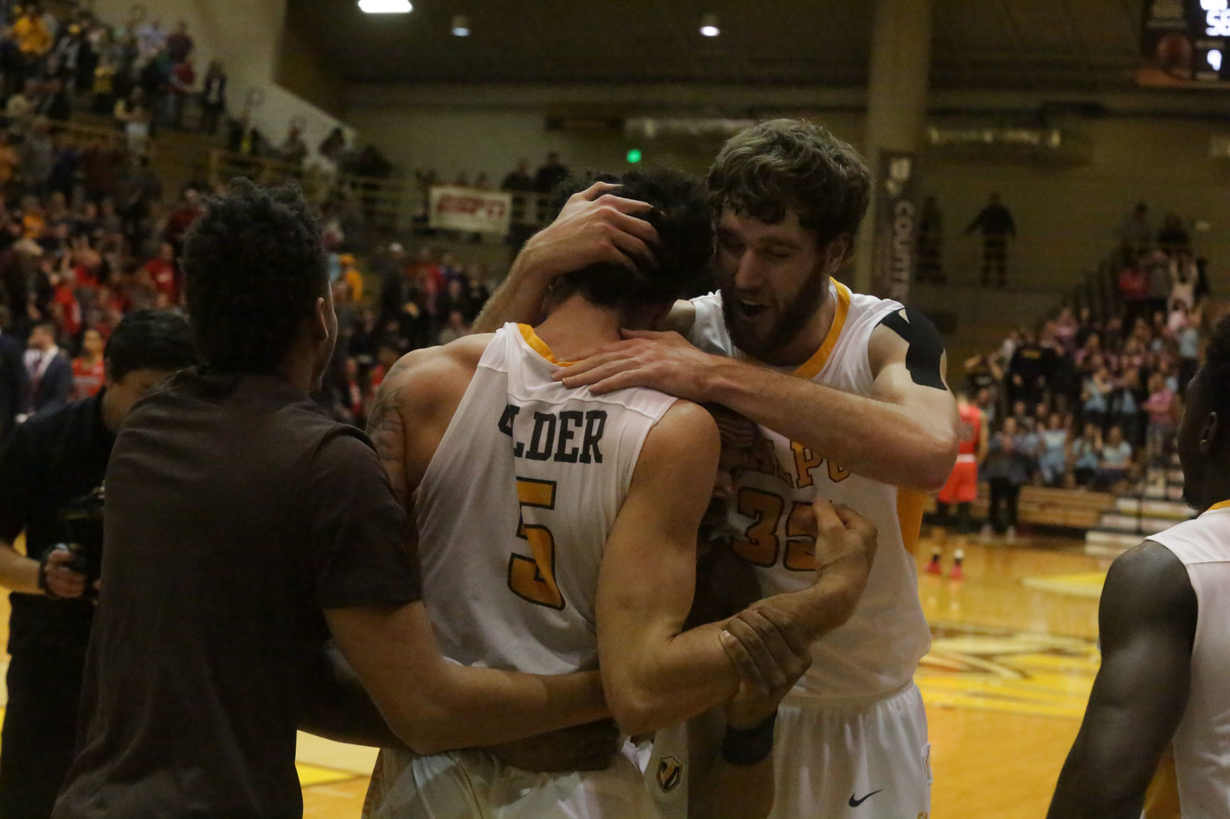 Valparaiso University beats Illinois State in men's basketball